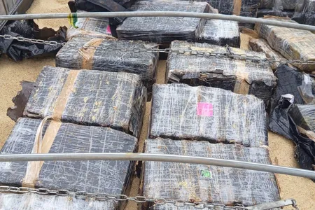 As equipes policiais trabalharam ao longo da manhã no descarregamento da droga