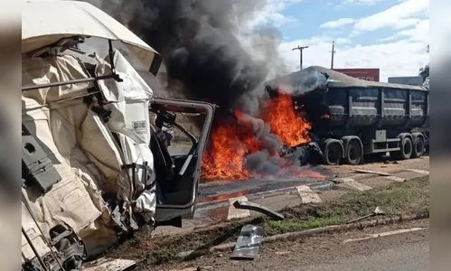 Vídeo mostra resgate de motorista após caminhão pegar fogo no PR