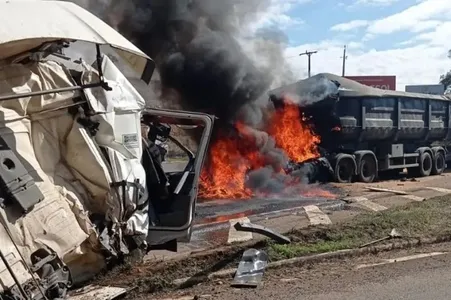 As pessoas que presenciavam a situação conseguiram uma pá carregadeira e deslocaram a cabine do veículo