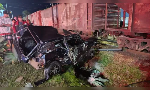 Duas pessoas ficam feridas após carro ser atingido por trem