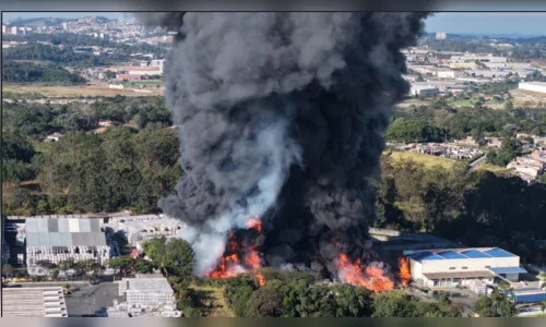 Incêndio de grandes proporções atinge indústria química em Guarulhos