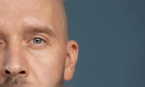 Homens raspam cílios em desafio do TikTok; entenda os riscos