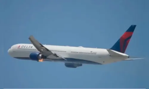 Avião é flagrado com fogo no motor após decolar de Los Angeles