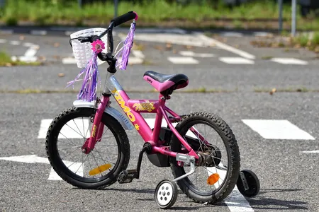Bicicleta rosa foi furtada por ladrão