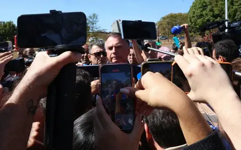 Bolsonaro desceu do carro para falar com jornalistas ao deixar o local
