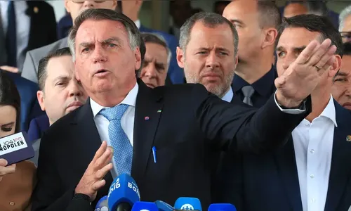 Bolsonaro nega que pen drive achado no banheiro de sua casa seja seu