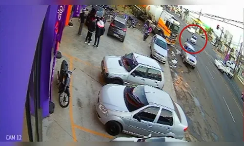 Câmera flagra trabalhador sendo atropelado em avenida de Apucarana