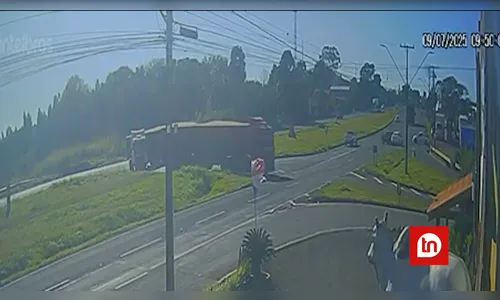Vídeo mostra acidente entre três veículos na BR-376 em Apucarana
