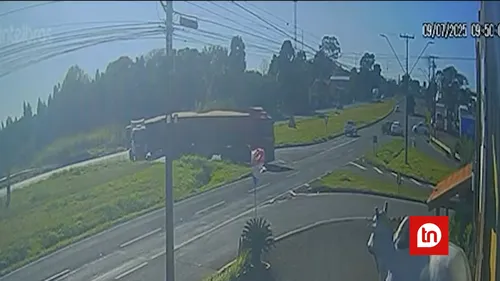 Câmera flagrou tripla colisão em Apucarana