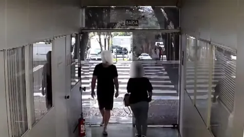 Câmera mostra homem registrando ponto e indo embora