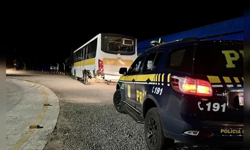 Caminhão bate em ônibus de trabalhadores durante ultrapassam proibida