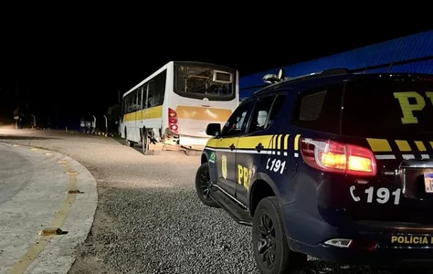 Caminhão bate em ônibus de trabalhadores durante ultrapassam proibida