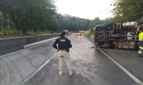 Caminhão tomba e provoca incêndio na BR-277 no Paraná