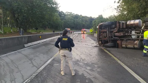 Caminhão tomba e provoca incêndio na BR-277 no Paraná