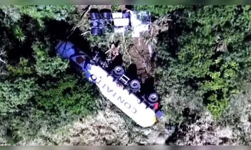 Rodovia é bloqueada após tombamento de carreta e vazamento de gás