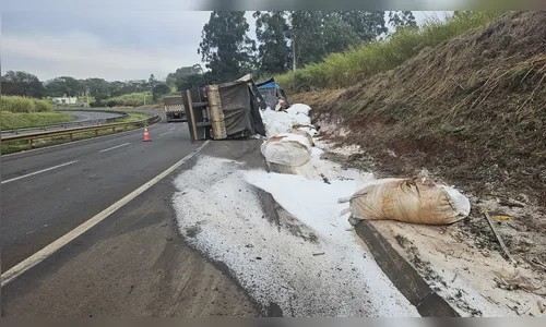Carreta carregada com ureia tomba no Contorno Sul de Apucarana