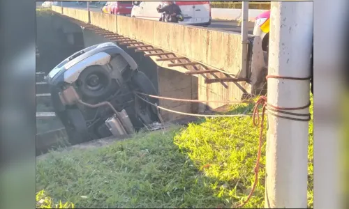 Carro fica pendurado em viaduto após colisão em Londrina