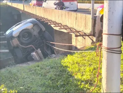 Carro fica pendurado em viaduto após colisão em Londrina