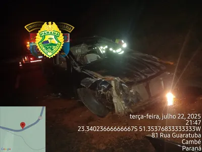 Carro ficou destruído após batida