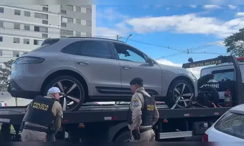 Porshe com R$ 26 mil em multas é apreendido durante blitz no Paraná