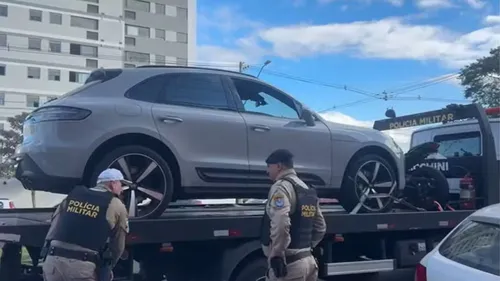 Carro foi guinchado até o pátio da polícia