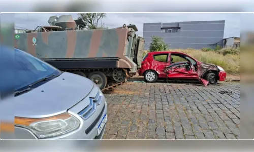 Vídeo: Tanque passa por cima de carro estacionado em Ponta Grossa