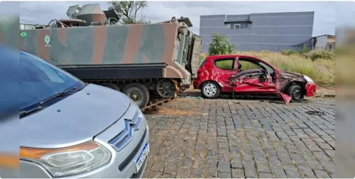 Carro que foi atingido por blindado do Exército.