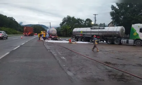 Vazamento de gasolina é contido após colisão entre caminhões no Paraná