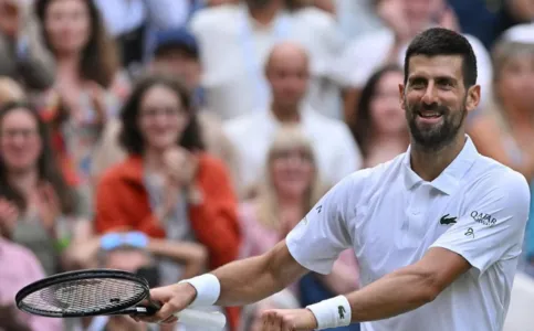 Com Federer na arquibancada, Djokovic reage após perder o 1º set, confirma favoritismo e se aproxima do recorde de títulos em Wimbledon