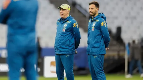 Davide Ancelotti ao lado do pai em treino da seleção brasileira
