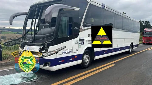 De acordo com relato do condutor do caminhão, ele precisou frear devido ao trânsito na via, momento em que o ônibus não conseguiu parar a tempo e colidiu na traseira de seu veículo.
