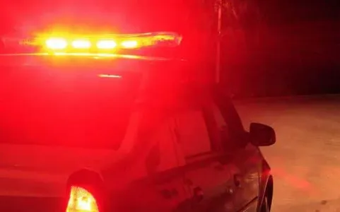Durante a abordagem foi encontrada uma porção de maconha com osuspeito