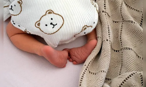 Mulher abandona recém-nascido em lixeira por ‘não querer’ ter filhos