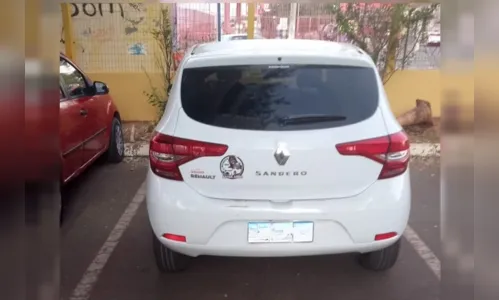 Aluna vai dirigindo para fazer prova de CNH e é flagrada pelo Detran