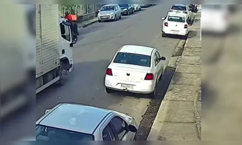 Bebê de 1 ano morre e mãe fica ferida após atropelamento por caminhão