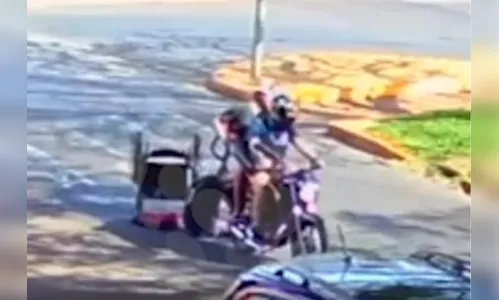 Cadeirante pega ‘rabeira’ em moto e cai no meio da rua em Maringá