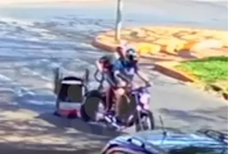 Ele foi flagrado pegando ‘rabeira’ em uma moto entre as avenidas Laguna e Néo Alves Martins, na região da Vila Operária.