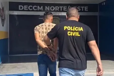 Ele responderá por lesão corporal, ameaça, injúria e danos e está à disposição da Justiça.