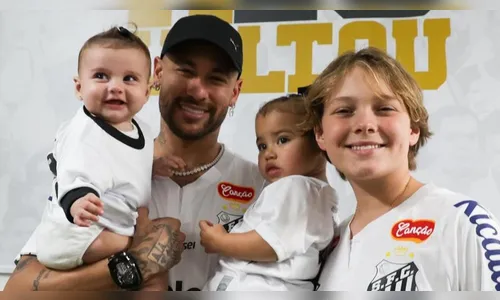 Neymar Jr personaliza chuteira com os nomes dos quatro filhos