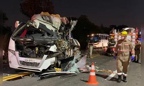 Colisão envolvendo ônibus de universitários deixa cinco mortos na BR-153