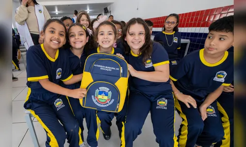 Prefeitura de Apucarana faz entrega mochilas e regatas escolares