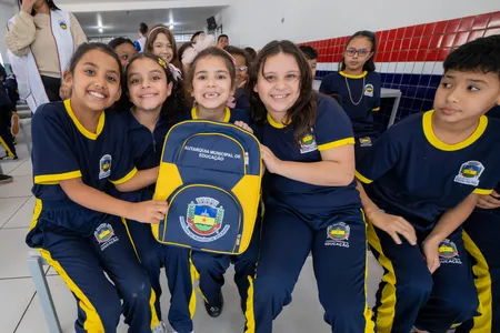 Entrega de mochilas e regatas