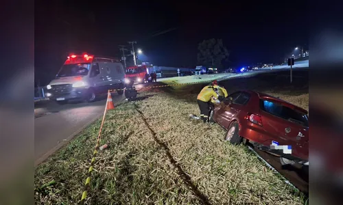 Homem morre atropelado e parte do corpo para dentro de carro na BR-282