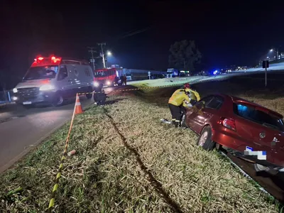Equipes do Corpo de Bombeiros Militar, com apoio do Auto Socorro de Urgência (ASU) e do Auto Bomba Tanque Resgate (ABTR), foram acionadas para atender a ocorrência.