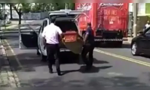 Caixão cai de carro funerário no meio da rua no Paraná; veja