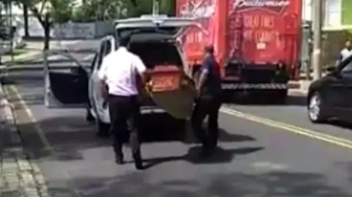 Fato aconteceu na Avenida Desembargador Hugo Simas e foi filmado por um pedestre
