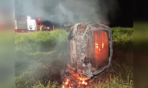 Carro capota e pega fogo em rodovia; motorista é ejetada do veículo