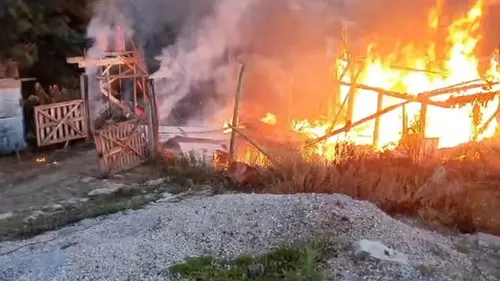 Fogo destruiu completamente casa de madeira