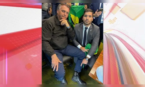 Foto mostra Bolsonaro de tornozeleira eletrônica; veja