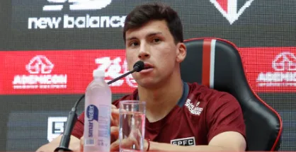 Gonzalo Tapia recebe a camisa 14 de Julio Casares e elogia a força da torcida tricolor em sua estreia no MorumBis